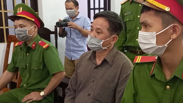 Video: Vắng 3 nhân chứng mới, hoãn phiên phúc thẩm vụ 'bí thư xã giết người đốt xác'
