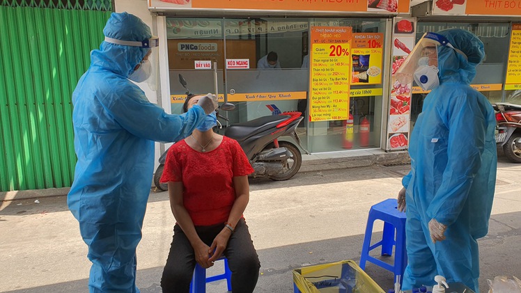 Video: Khoanh vùng, lấy mẫu khẩn cấp người có mặt trong chợ Phú Nhuận
