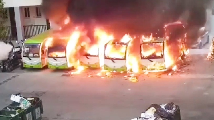 Video: Sự cố sạc pin, 4 xe buýt điện bị thiêu rụi