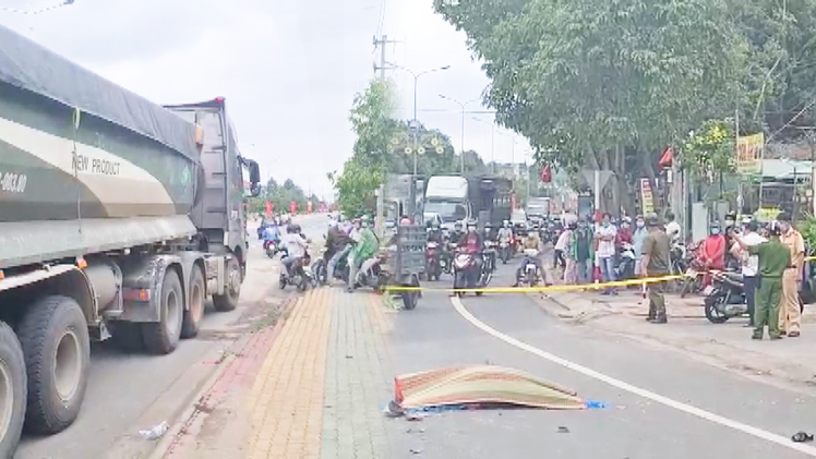 Video: Xe ben cán chết một phụ nữ, tài xế cho xe rời khỏi hiện trường bị người dân truy đuổi