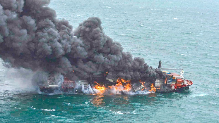 Video: Tàu chở gần 1.500 container hóa chất cháy ngùn ngụt 6 ngày liền trên biển Sri Lanka
