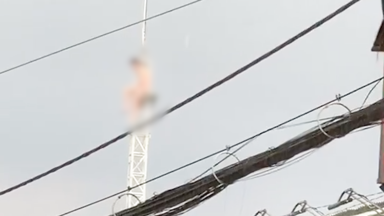 Video: Nam thanh niên đu đưa trên cột phát sóng cao hàng chục mét dưới trời mưa lớn ở Gò Vấp