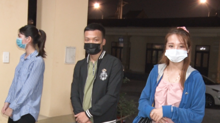 Video: Tụ tập ăn nhậu, 16 thanh niên ở Hà Nam bị phạt 32 triệu đồng