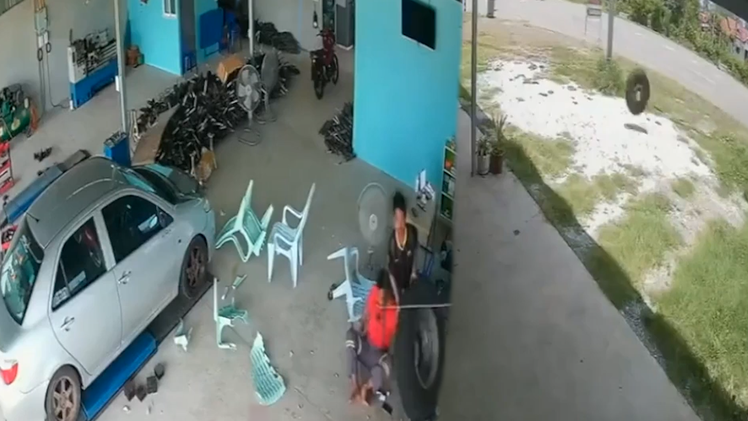 Video: Đang ngồi trong nhà thì bị bánh xe tải văng qua cửa, đè trúng