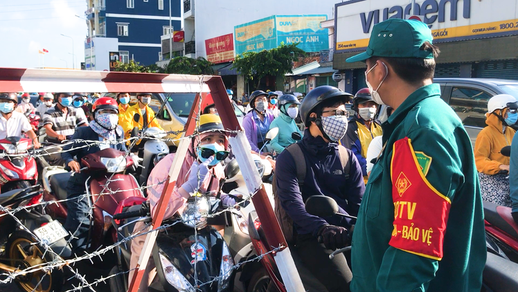 Video: Đông nghịt người tại các chốt chặn ở Gò Vấp trong ngày đầu thực hiện giãn cách