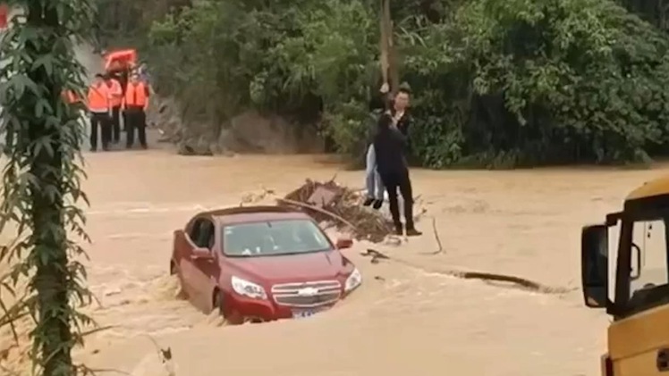 Video: Cứu 2 người trong chiếc ôtô bị nước lũ cuốn trôi