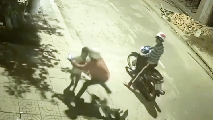 Video: Hai nam thanh niên chặn đường cướp điện thoại của bé trai ở Đắk Lắk