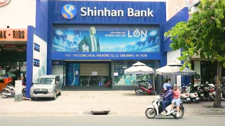 Video: Ai từng đến ngân hàng Shinhan Việt Nam ở quận Tân Bình liên hệ gấp cơ quan y tế