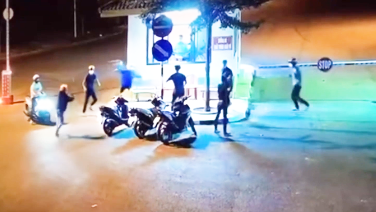Video: Hai nhóm công nhân ẩu đả trước cổng khu công nghiệp Long Khánh
