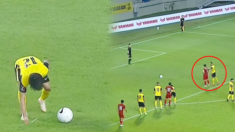 Video: Xem lại tình huống cầu thủ Malaysia khoác vai 'nói đểu' và tiểu xảo ăn gian vị trí đá phạt