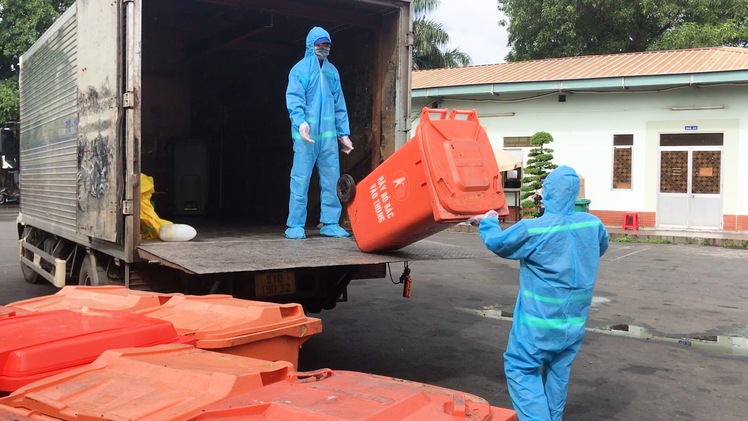 Video: Những công nhân vận chuyển rác thải y tế có nguy cơ chứa nCoV