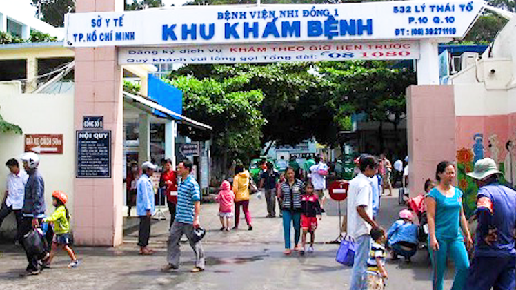 Video: Người bán hàng trước cổng Bệnh viện Nhi đồng 1 và người nhà mắc COVID-19