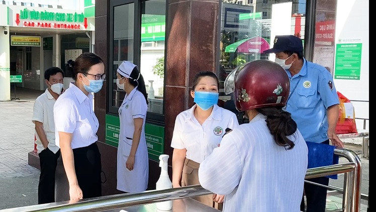 Video: Hai bệnh viện ở TP Vinh tạm dừng đón bệnh nhân vì có người mắc COVID-19 từng đến khám