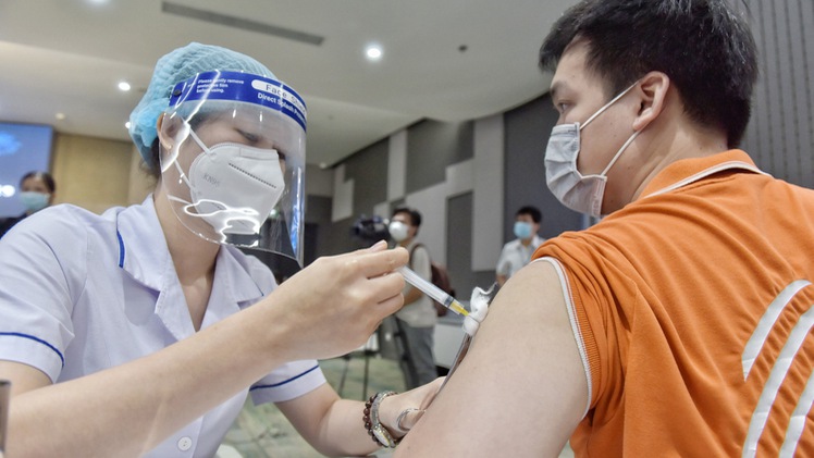 Video: TP.HCM bắt đầu đợt tiêm vắc xin lớn nhất từ đầu mùa dịch, công nhân ưu tiên tiêm trước