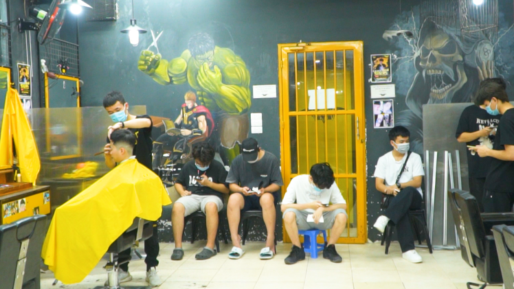 Video: Người Hà Nội xếp hàng đợi cắt tóc trong ngày đầu nới lỏng