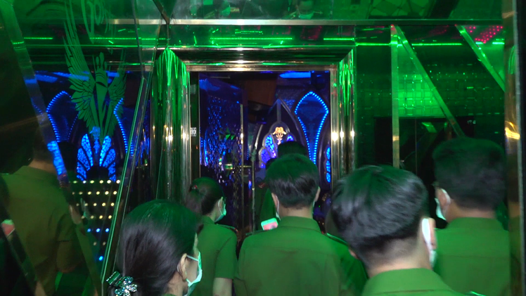 Video: Bất chấp quy định, nhiều thanh niên nam nữ vẫn kéo nhau vào quán karaoke ‘phê’ ma túy