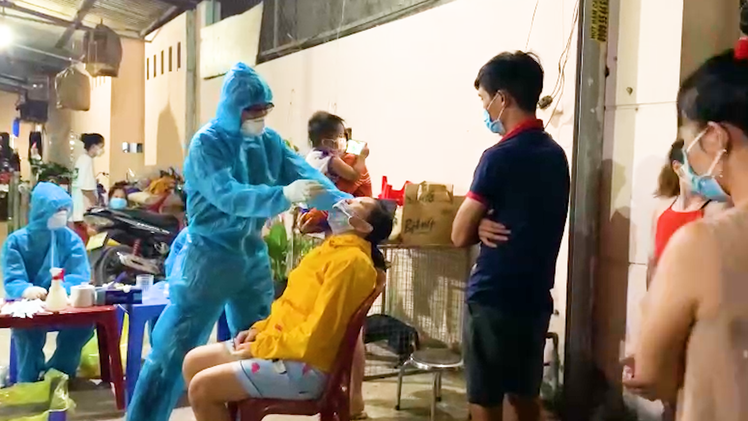 Video: Lấy mẫu xét nghiệm trong đêm tại phường Bình Chuẩn sau 23 ca dương tính
