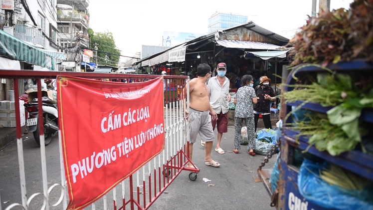 Video: Khoanh vùng khu bán cá của chợ Bà Chiểu do có ca dương tính từng đến mua hàng