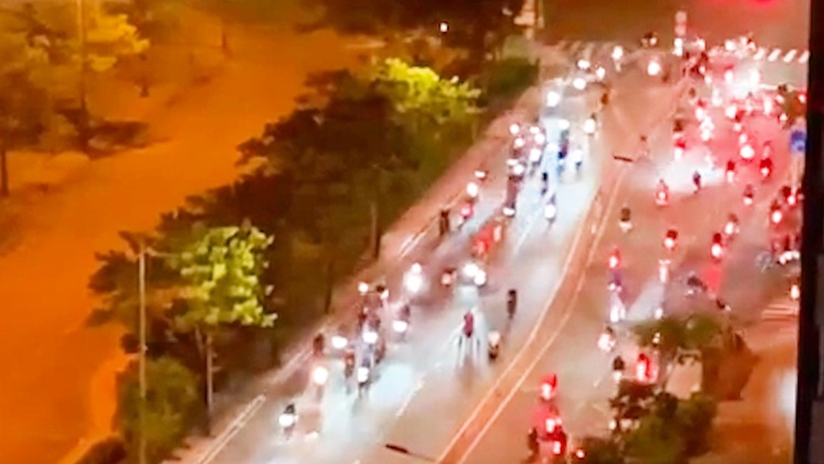 Video: 'Quái xế' chặn đường, quậy tưng ở quận 7 lúc giữa đêm