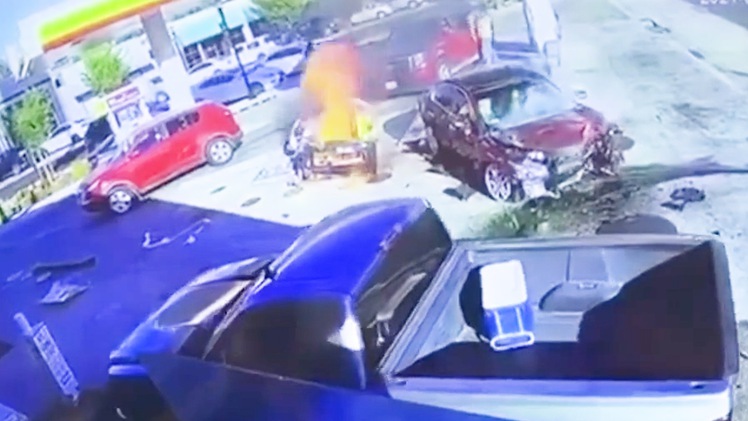 Video: Nữ tài xế uống rượu lái ô tô 'đâm gục' trụ bơm nhiên liệu, trên xe có 2 trẻ em