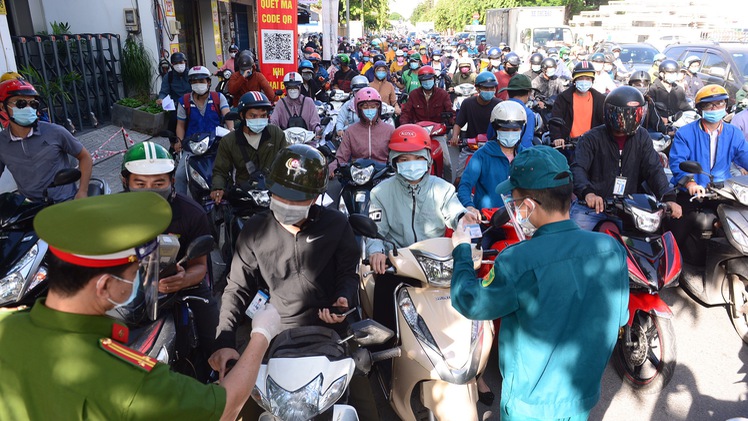 Video: Sáng 10-7, chốt kiểm soát tại Gò Vấp bị ùn tắc