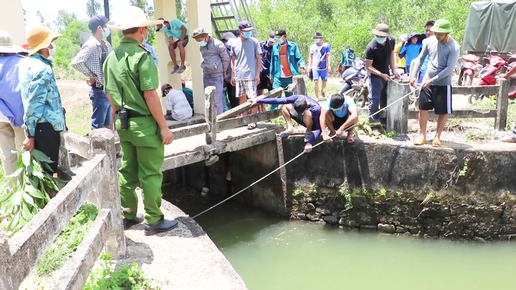 Video: Tìm thấy thi thể người phụ nữ lái xe rơi xuống kênh ở Quảng Ngãi