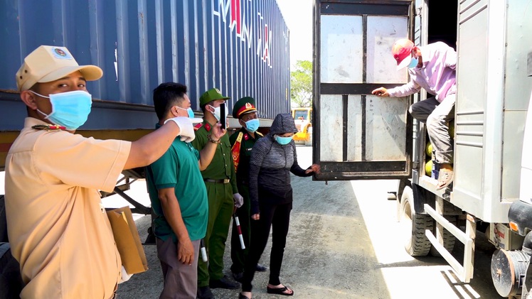Video: Trốn sau thùng xe tải chở mít để né chốt kiểm dịch COVID-19