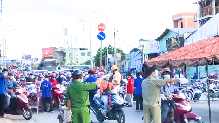 Video: Ùn ứ tại các chốt kiểm soát ở quận Gò Vấp, nhiều người phải quay đầu xe