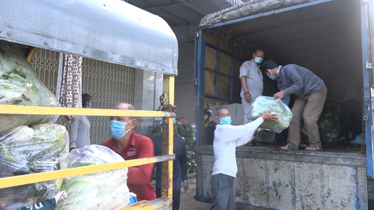 Video: Người dân gửi nông sản, thực phẩm 'tiếp sức' cho TP.HCM chống dịch