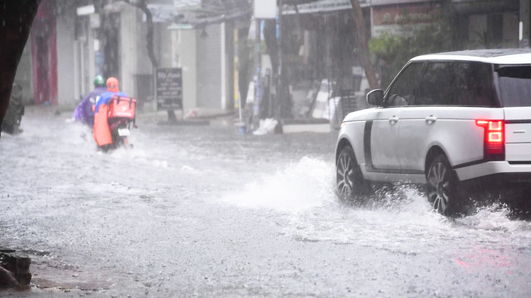 Video: TP.HCM mưa trắng trời hơn 1 tiếng đồng hồ, nhiều nơi ngập sâu