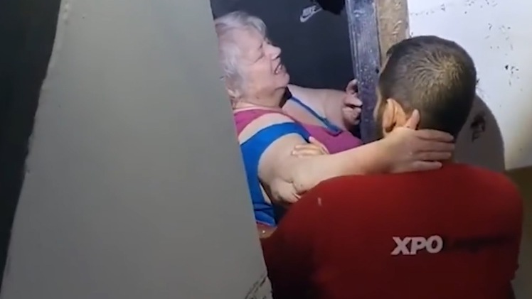 Video: Dùng búa tạ đập tường cứu người phụ nữ kẹt trong căn nhà ngập lũ ở Bỉ
