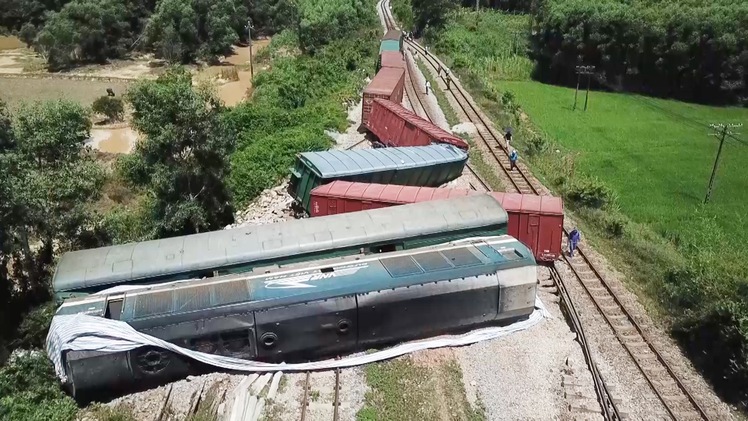 Video: Hiện trường tàu hàng lật chắn ngang, đường sắt bị tê liệt nhiều giờ