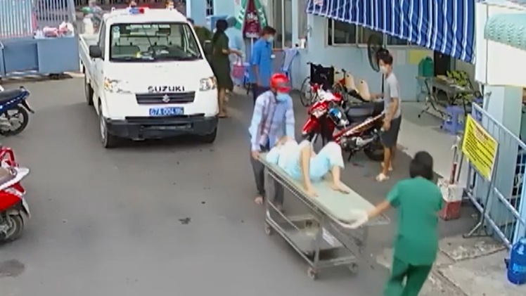Video: Công an phường khẩn cấp đưa sản phụ mang song thai đến bệnh viện sinh