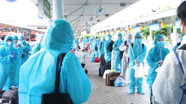 Video: Chuyến bay đầu tiên chở 192 người dân Bình Định ở TP.HCM về quê
