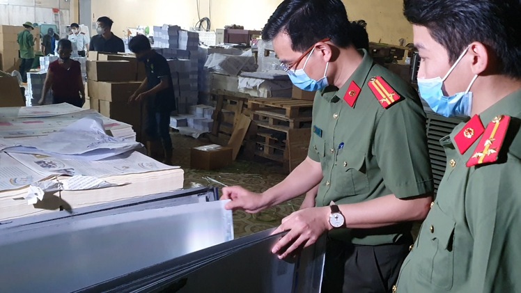 Video: Phát hiện trên 15 tấn sách nghi in lậu tại Hà Nội