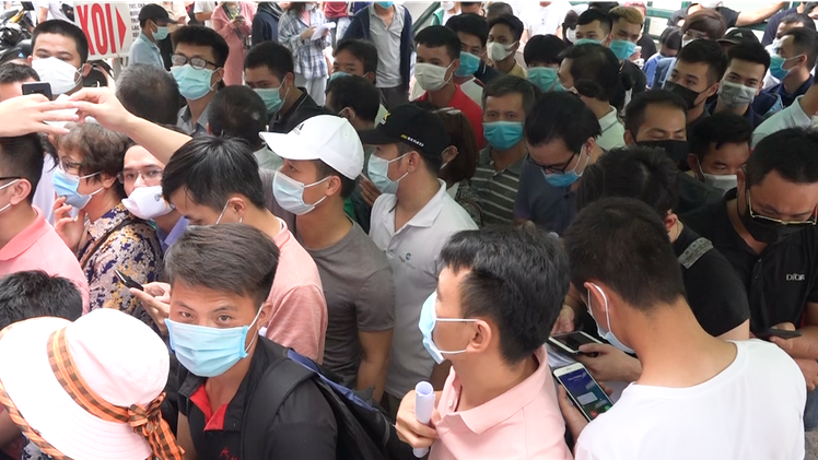 Video: 'Biển người' chen lấn, xô đẩy chờ xét nghiệm COVID-19 tại Hà Nội