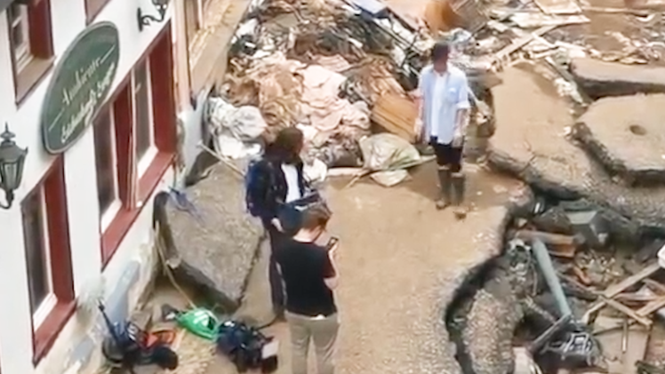 Video: Nữ phóng viên bị thôi việc vì tự bôi bùn lên người để đưa tin lũ lụt