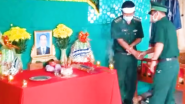 Video: Cha đột quỵ qua đời, con phải lập bàn thờ nơi biên cương chống dịch COVID-19 để vái vọng