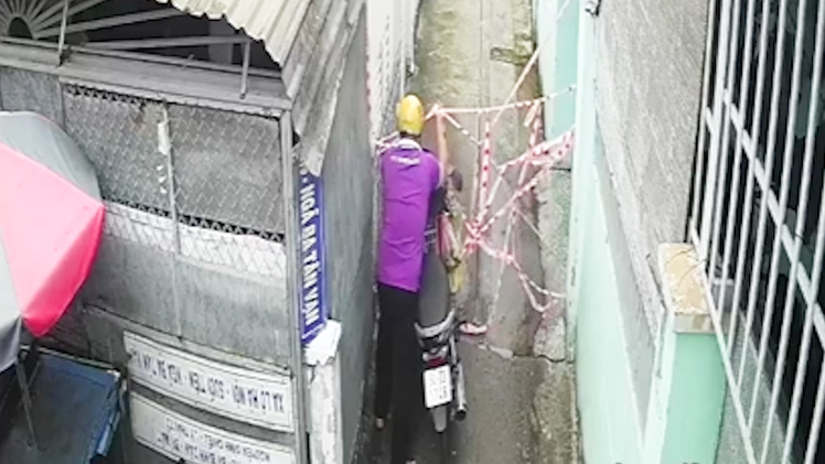 Video: Người đàn ông tự ý tháo dây phong tỏa để vào khu vực có 4 ca F0
