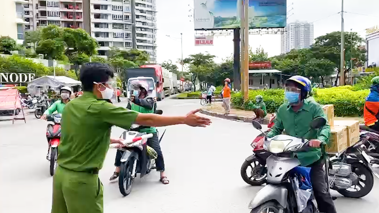 Video: Hàng trăm shipper phải quay đầu xe vì không được vào huyện Nhà Bè giao hàng