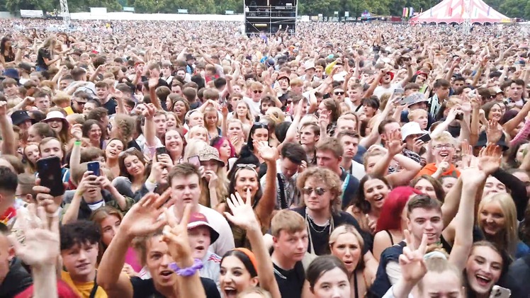 Video: Hơn 40.000 người tham gia lễ hội sau khi lệnh phong tỏa được nới lỏng ở Anh