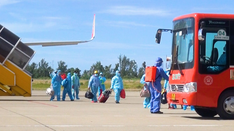 Video: Máy bay đưa 240 người dân Huế từ TP.HCM về quê tránh dịch