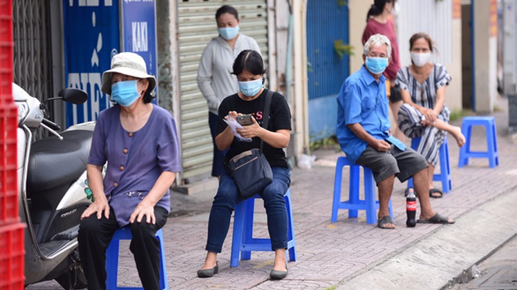 Video: Người mua thực phẩm 'xếp hàng bực mình thiệt nhưng thời khó khăn, phải theo'