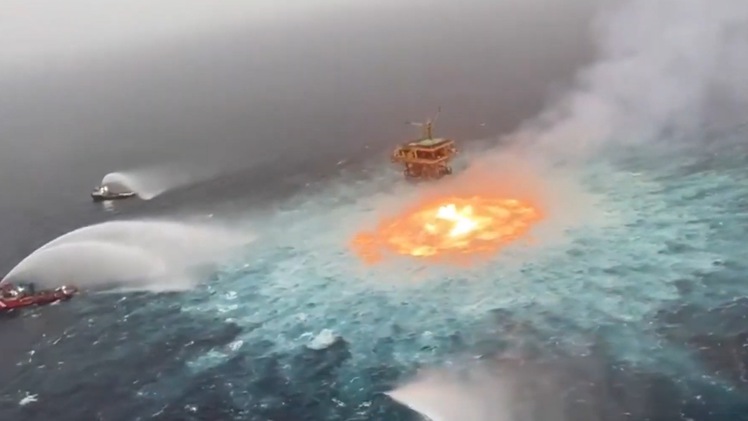 Video: Đường ống dầu bốc cháy kinh hoàng ngoài khơi vịnh Mexico