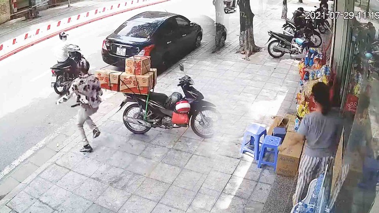 Video: Vào cửa hàng tạp hoá cướp đồ rồi bỏ chạy ở Hà Nội