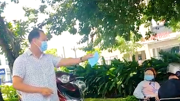 Video: Người xé biên bản xử lí vợ mình ra đường ở Cần Thơ bị phạt 2,5 triệu đồng