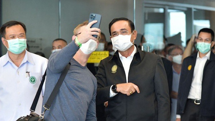 Video: Thủ tướng Thái Lan phải cách ly vì chụp ảnh với người nhiễm COVID-19