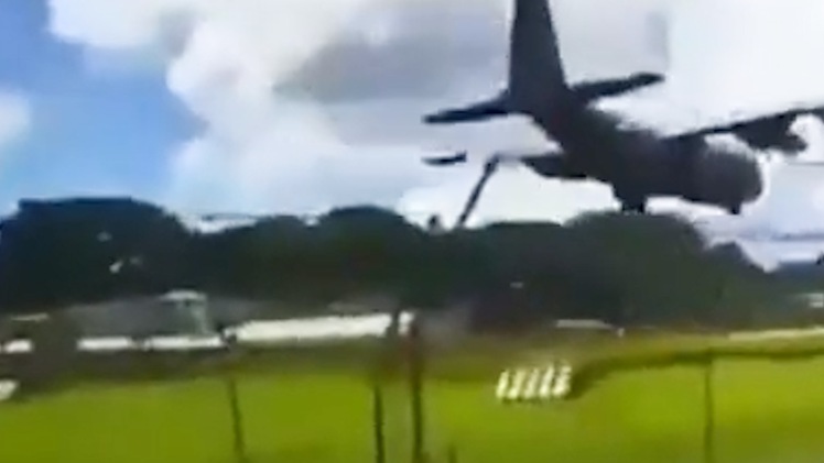 Video: Hình ảnh cuối cùng của chiếc máy bay quân sự Philippines rơi làm 45 người chết