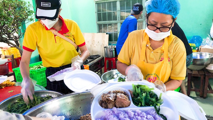 Video: Ấm lòng hàng ngàn suất cơm sẻ chia giữa mùa dịch