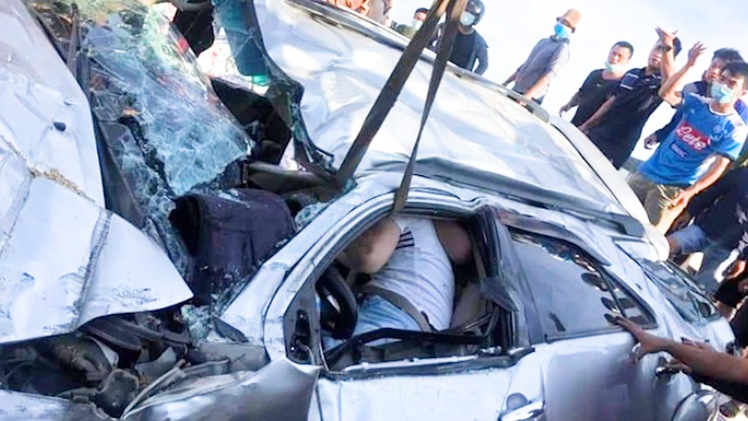 Video: Nghẹt thở giải cứu tài xế ôtô bị kẹt trong xe sau tai nạn trên cao tốc